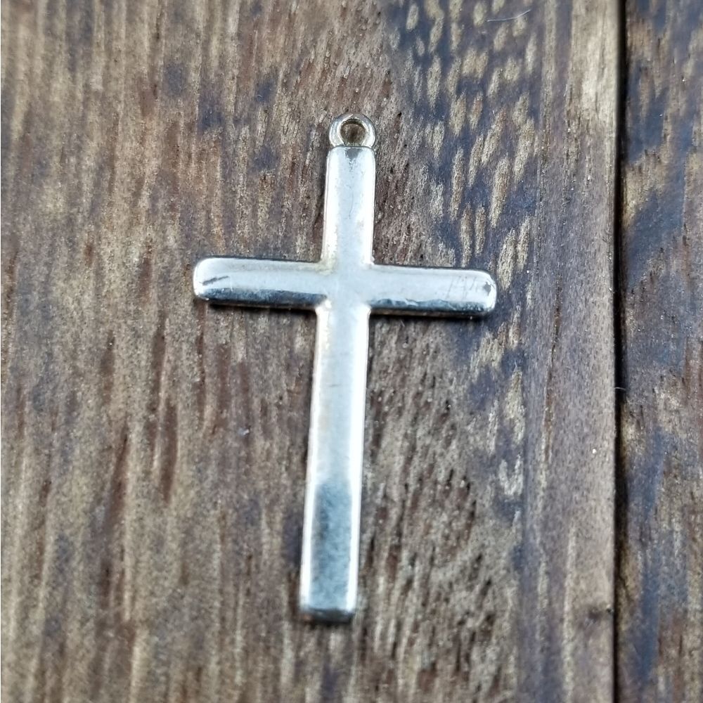 Silver tone cross pendant P174